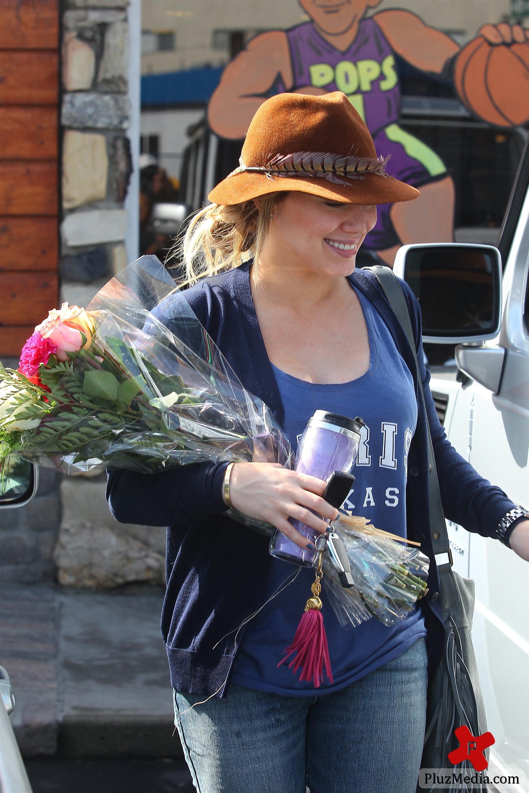 Pregnant Hilary Duff receives flowers from a paparazzo | Picture 88883